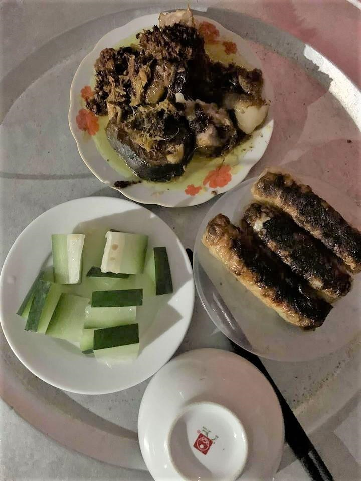 Chồng bật khóc trước món bí luộc cả vỏ vợ nấu sau 2 năm hóa điên vì mất con - 1