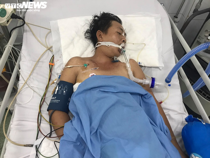 Rớt nước mắt mẹ già 70 tuổi chăm sóc con trai khuyết tật bị tai nạn nguy kịch - 2