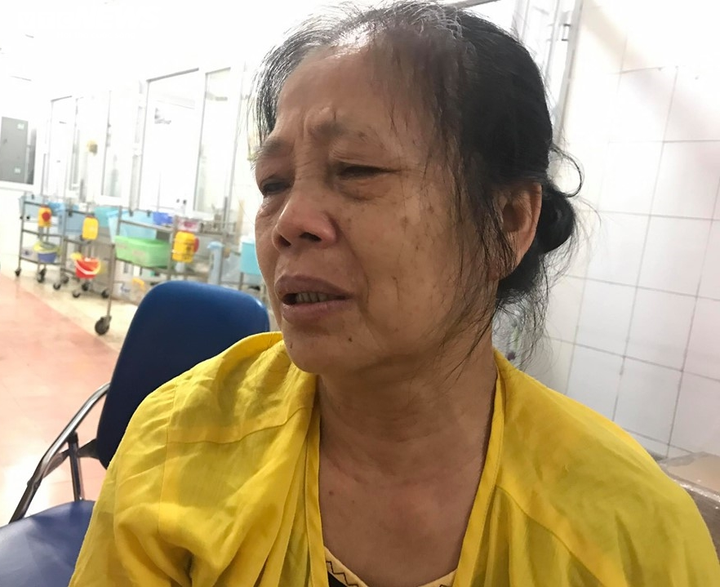 Rớt nước mắt mẹ già 70 tuổi chăm sóc con trai khuyết tật bị tai nạn nguy kịch - 3