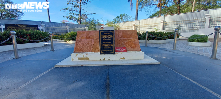 Chiêm ngưỡng đồng hồ đá trăm tuổi độc nhất Việt Nam - 1