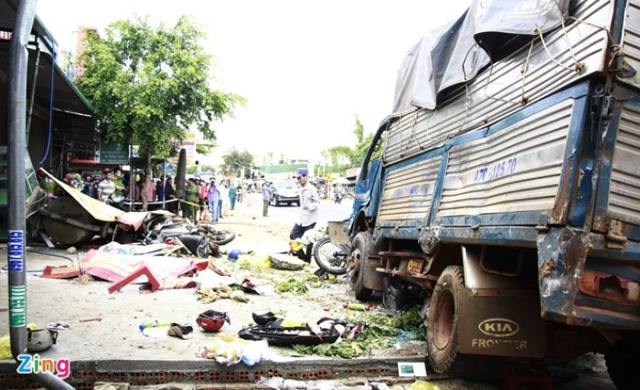 Xe tải lao vào chợ làm 5 người chết: Tài xế thiếu kinh nghiệm, chở quá tải 75% - 1