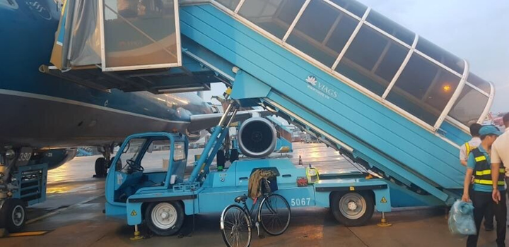 Nữ hành khách chết sau khi ngã trên xe thang máy bay tại Tân Sơn Nhất - 1
