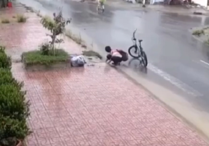 Xem nam sinh đội mưa vớt rác thông cống, thấy cuộc đời đẹp hơn - 1