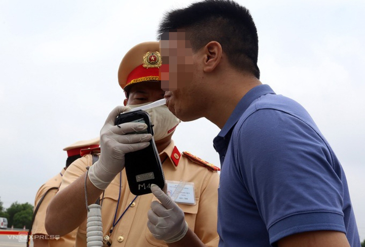 400.000 tài xế bị phạt trong tháng cảnh sát giao thông tổng kiểm soát - 2