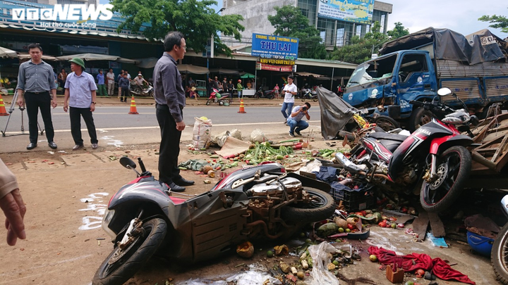 Xe tải lao vào chợ làm 5 người chết: Khởi tố bị can, bắt tạm giam tài xế - 2