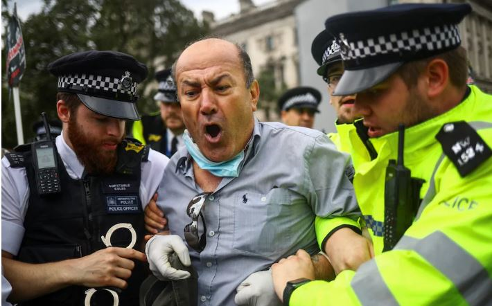 Phanh gấp tránh người biểu tình, xe chở Thủ tướng Anh bị va chạm - 3