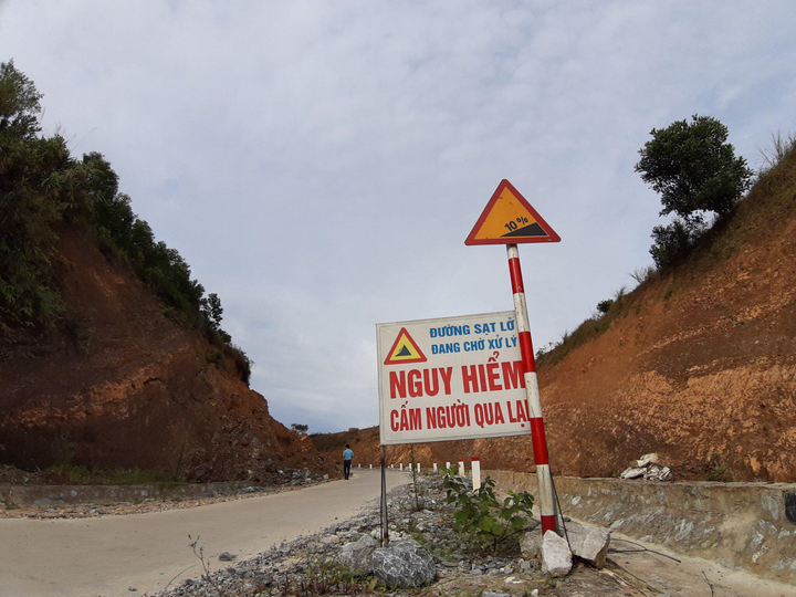Những tảng đá lơ lửng trên tuyến đường 80 tỷ, dân Hà Tĩnh vẫn liều mình băng qua - 3