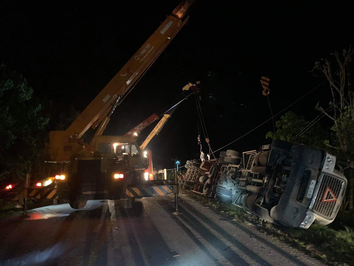 Xe 16 chỗ bị container đè bẹp dúm, ít nhất 2 người chết - 2