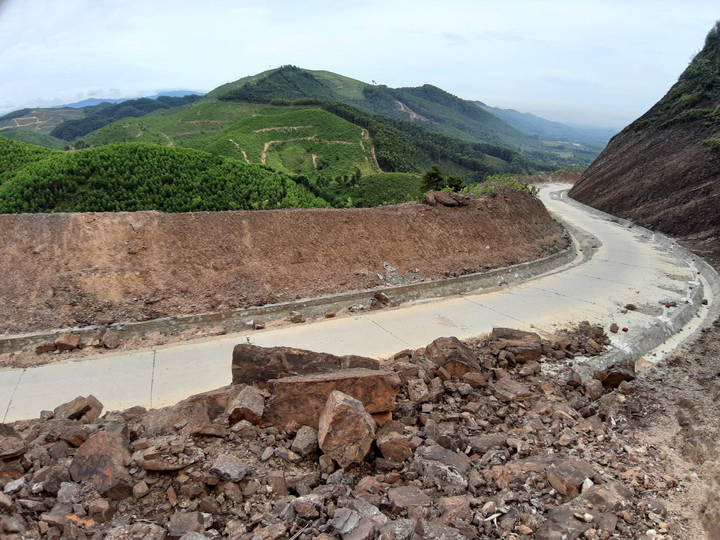 Những tảng đá lơ lửng trên tuyến đường 80 tỷ, dân Hà Tĩnh vẫn liều mình băng qua - 2