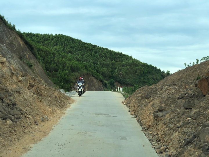 Những tảng đá lơ lửng trên tuyến đường 80 tỷ, dân Hà Tĩnh vẫn liều mình băng qua - 4