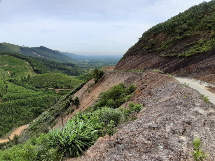 Những tảng đá lơ lửng trên tuyến đường 80 tỷ, dân Hà Tĩnh vẫn liều mình băng qua - 5