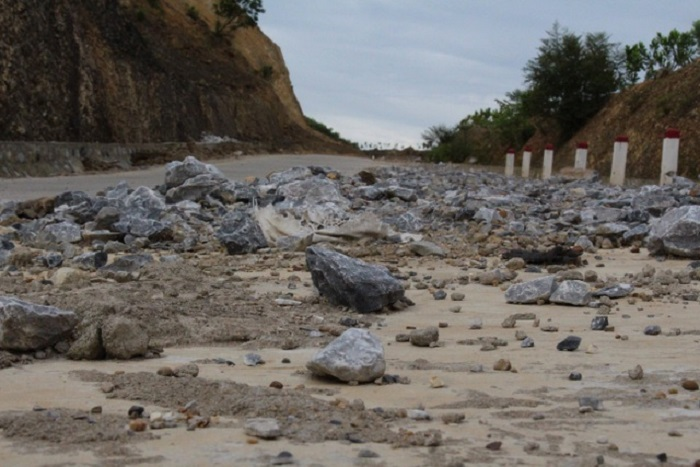 Những tảng đá lơ lửng trên tuyến đường 80 tỷ, dân Hà Tĩnh vẫn liều mình băng qua - 9