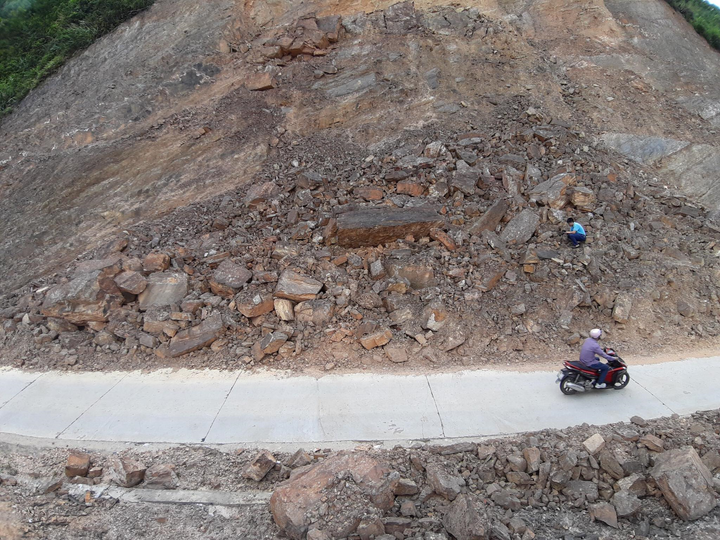 Những tảng đá lơ lửng trên tuyến đường 80 tỷ, dân Hà Tĩnh vẫn liều mình băng qua - 7