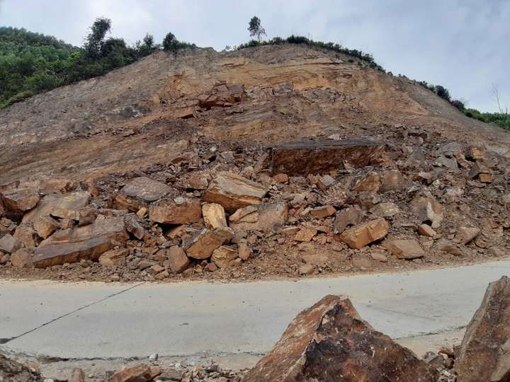 Những tảng đá lơ lửng trên tuyến đường 80 tỷ, dân Hà Tĩnh vẫn liều mình băng qua - 6