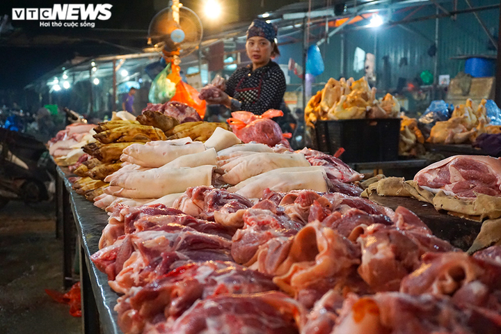 Giá lợn hơi giảm mạnh, vì sao thịt ở chợ giảm nhỏ giọt? - 1