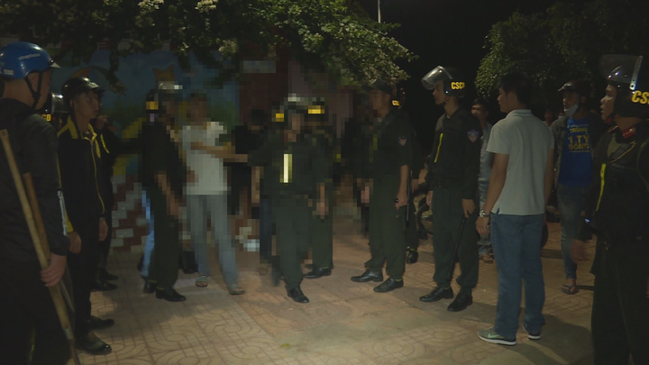 Hàng chục thanh thiếu niên và học sinh mang hung khí 'xử' nhau ở Đắk Lắk - 1