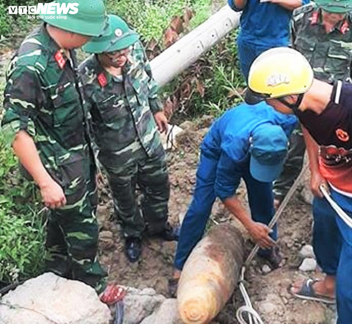 Hủy nổ quả bom MK82 nặng 230kg còn nguyên kíp nổ - 1