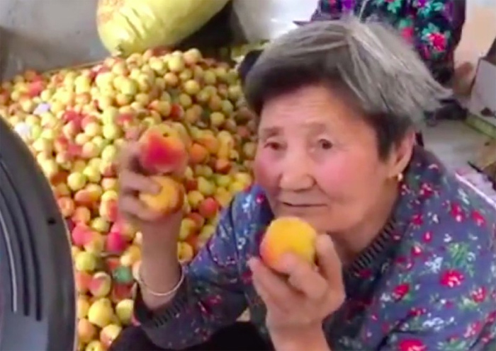 Dân mạng 'chết mê chết mệt' bà cụ móm mém livestream bán hàng giúp cháu - 1