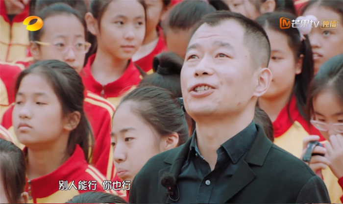 Cha xin lỗi con gái khi tức giận xé 56 cuốn truyện, ép con học toán - 2