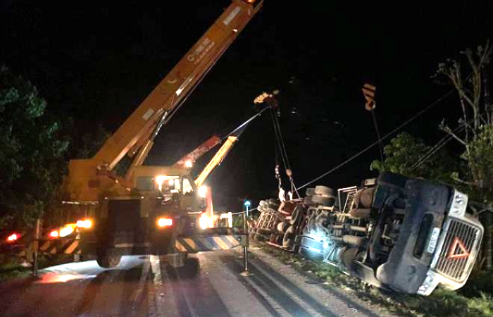 Container đè bẹp xe khách limousine, 3 người chết: Cục CSGT vào cuộc - 1