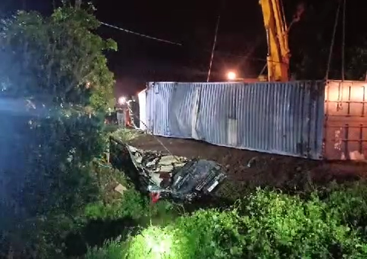 Xe 16 chỗ bị container đè bẹp dúm, ít nhất 2 người chết - 1