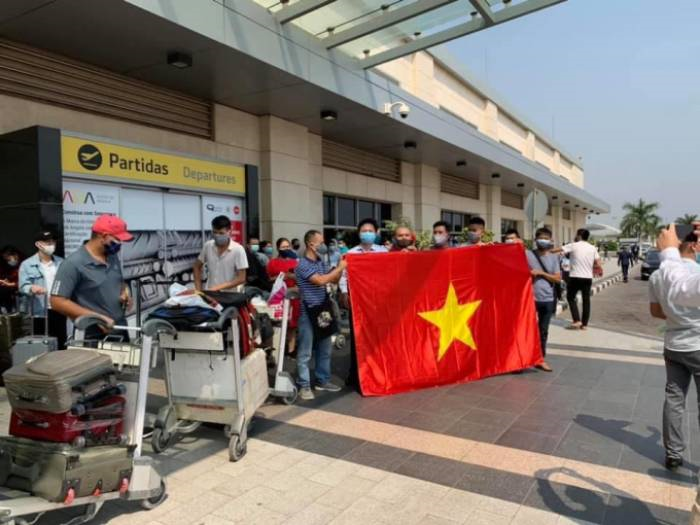 Đưa 309 công dân Việt Nam từ Angola về nước - 1