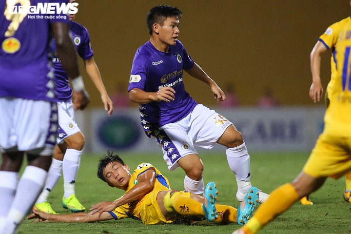 Phan Văn Đức và đồng đội chơi lăn xả, phá hỏng tiệc sinh nhật của Hà Nội FC - 4