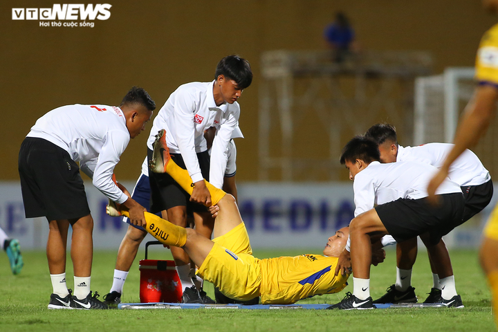 Phan Văn Đức và đồng đội chơi lăn xả, phá hỏng tiệc sinh nhật của Hà Nội FC - 7