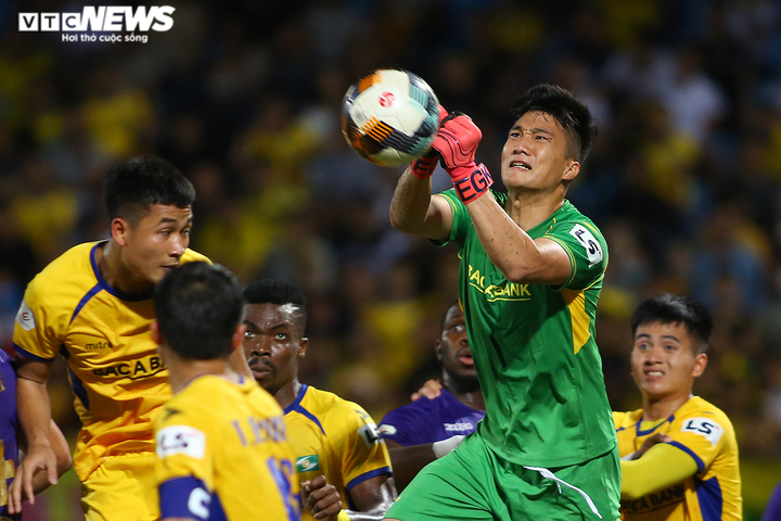 Phan Văn Đức và đồng đội chơi lăn xả, phá hỏng tiệc sinh nhật của Hà Nội FC - 9