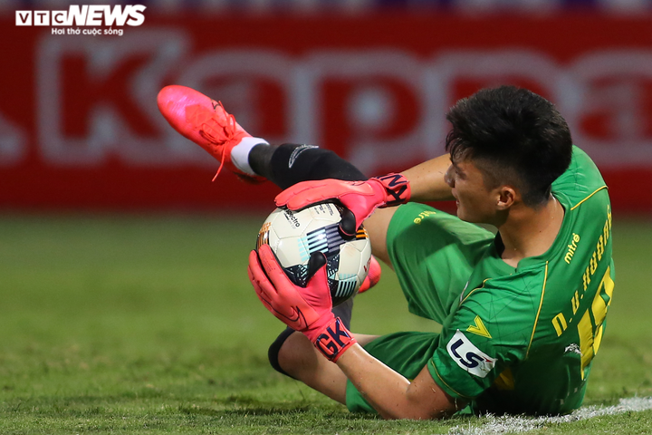 Phan Văn Đức và đồng đội chơi lăn xả, phá hỏng tiệc sinh nhật của Hà Nội FC - 11