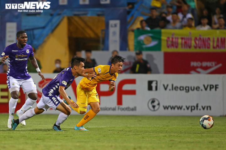 Phan Văn Đức và đồng đội chơi lăn xả, phá hỏng tiệc sinh nhật của Hà Nội FC - 13