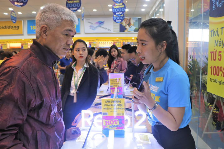 'Chiều khách' như Thế Giới Di Động, nhân viên bán hàng hỗ trợ cả thủ tục trả góp - 1