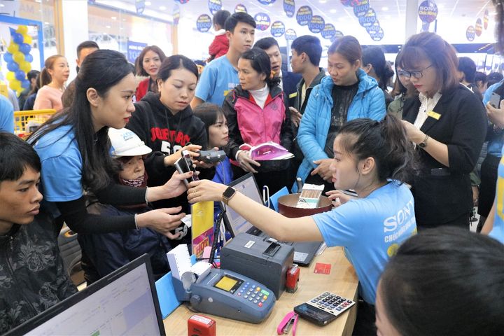 'Chiều khách' như Thế Giới Di Động, nhân viên bán hàng hỗ trợ cả thủ tục trả góp - 2