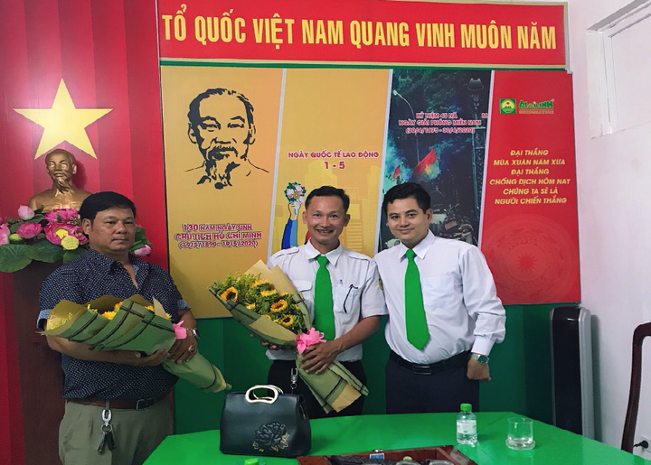 Tài xế taxi trả lại gần 200 triệu đồng cho vợ chồng bỏ quên - 1