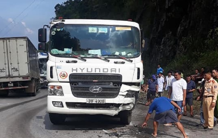 Hai vụ tai nạn liên tiếp trong 10 phút ở đèo Thung Khe, 5 người bị thương - 2