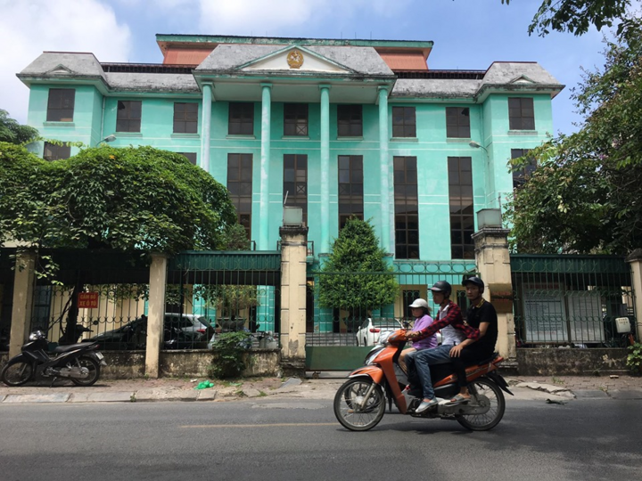 Bị cáo bỏ trốn khi đang bị dẫn giả ra tòa ở Hà Nội - 1