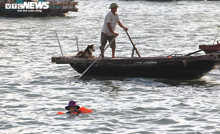 Hàng trăm dân Hạ Long đua nhau tắm ở khu vực cấm, thản nhiên giỡn mặt 'hà bá' - 6