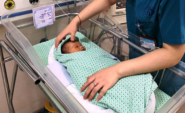 Bé sơ sinh bỏ rơi dưới hố ga ở Hà Nội bị xẹp phổi, nhiễm khuẩn nặng - 1