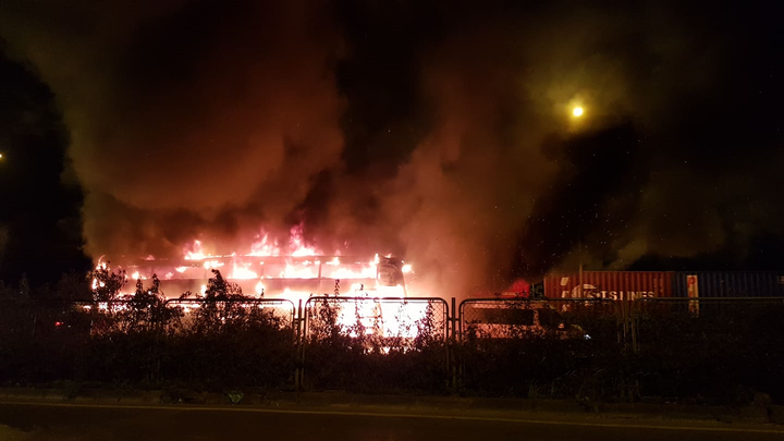 Xe khách giường nằm bốc cháy ngùn ngụt trên đường vành đai 3 - 1