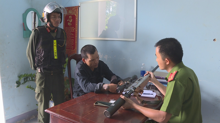 Đắk Lắk: Vây bắt kẻ nghiện ma tuý cầm súng cùng 17 viên đạn đi trên đường - 1