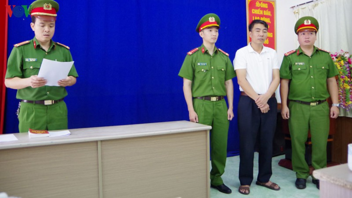 Bắt hiệu phó trường y làm giả giấy khám sức khỏe - 2
