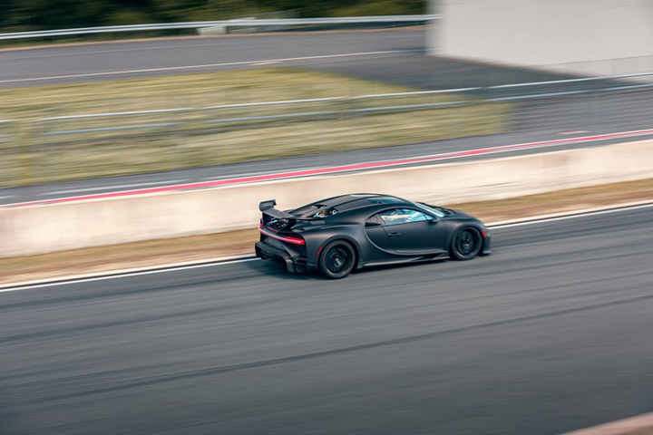 Bugatti Chiron Pur Sport được nâng cấp thế nào? - 10