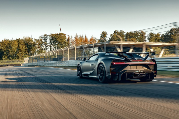 Bugatti Chiron Pur Sport được nâng cấp thế nào? - 6