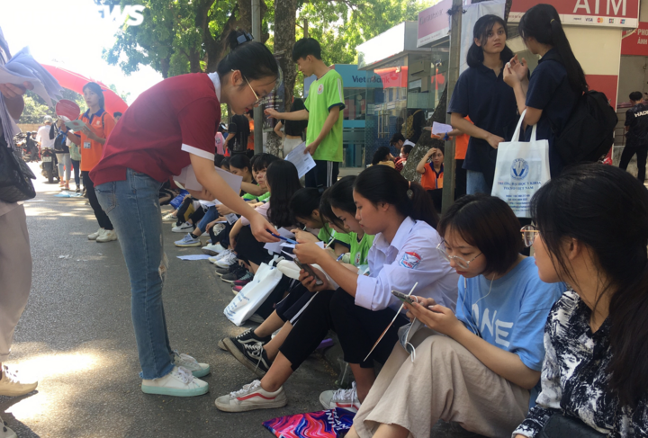 Hàng nghìn học sinh đội nắng dự tư vấn tuyển sinh 2020 - 2