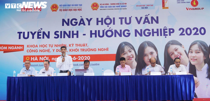 Hàng nghìn học sinh đội nắng dự tư vấn tuyển sinh 2020 - 3
