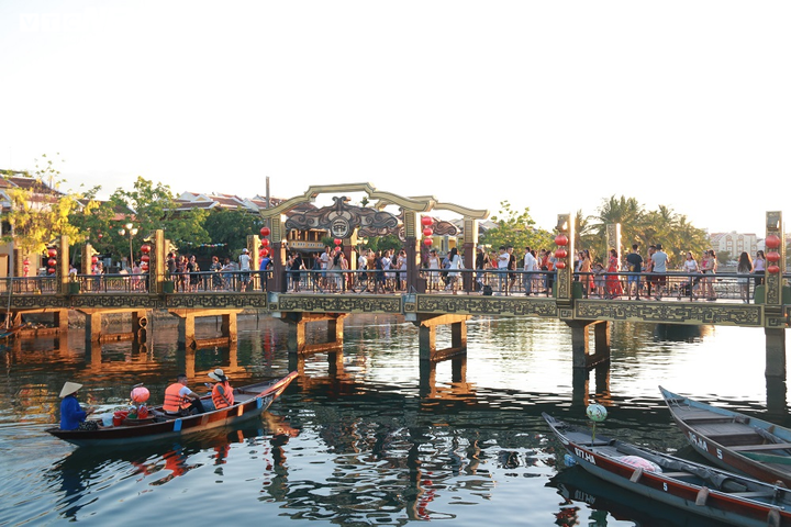 Ảnh: Phố cổ Hội An dập dìu du khách tham quan sau thời gian đóng cửa chống dịch - 9