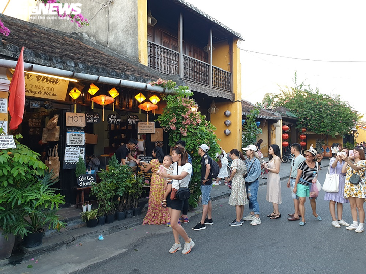 Ảnh: Phố cổ Hội An dập dìu du khách tham quan sau thời gian đóng cửa chống dịch - 7
