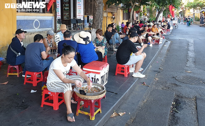 Ảnh: Phố cổ Hội An dập dìu du khách tham quan sau thời gian đóng cửa chống dịch - 8