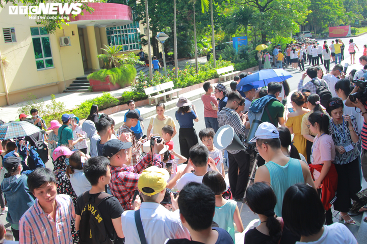 Người Hà Nội bất chấp nắng nóng, kéo nhau đi xem nhật thực hiếm có - 1