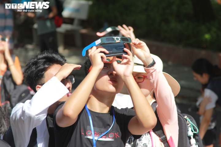 Người Hà Nội bất chấp nắng nóng, kéo nhau đi xem nhật thực hiếm có - 9